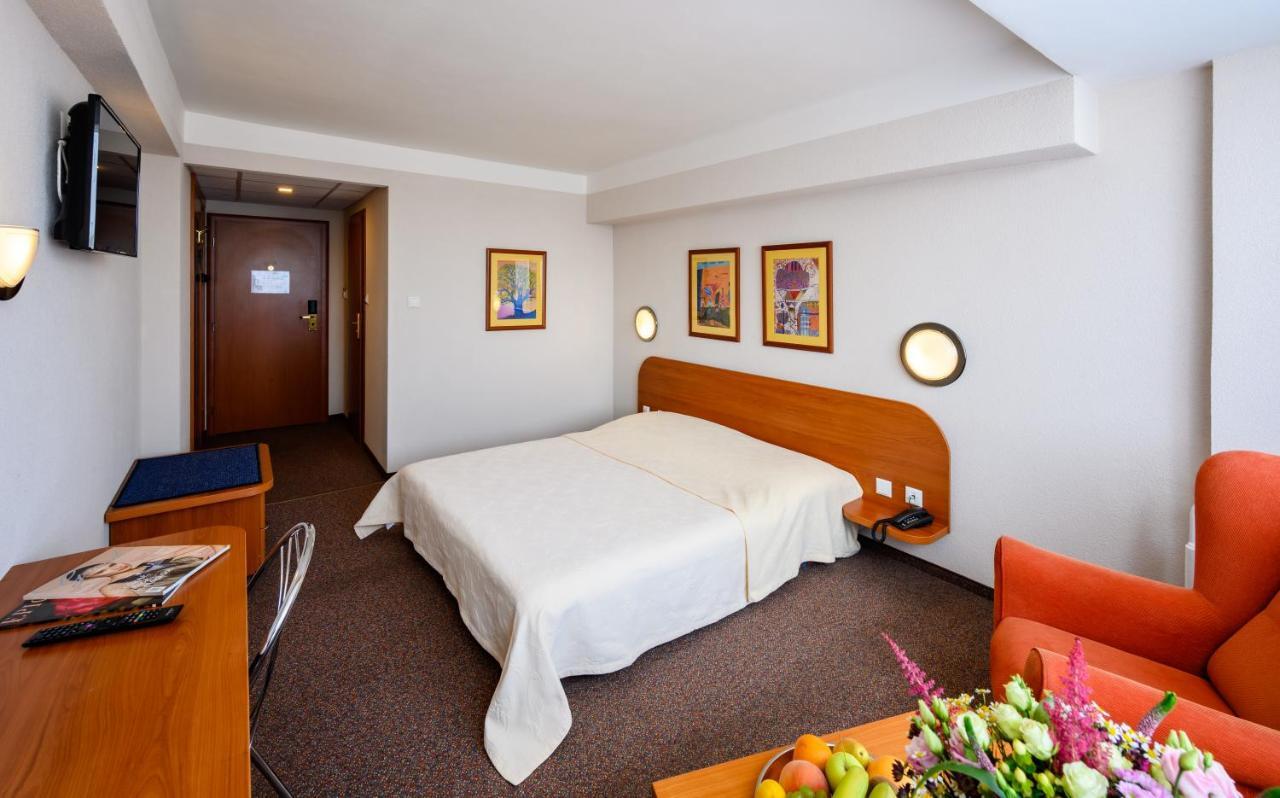 Hotel Lux Μπάνσκα Μπίστριτσα Εξωτερικό φωτογραφία