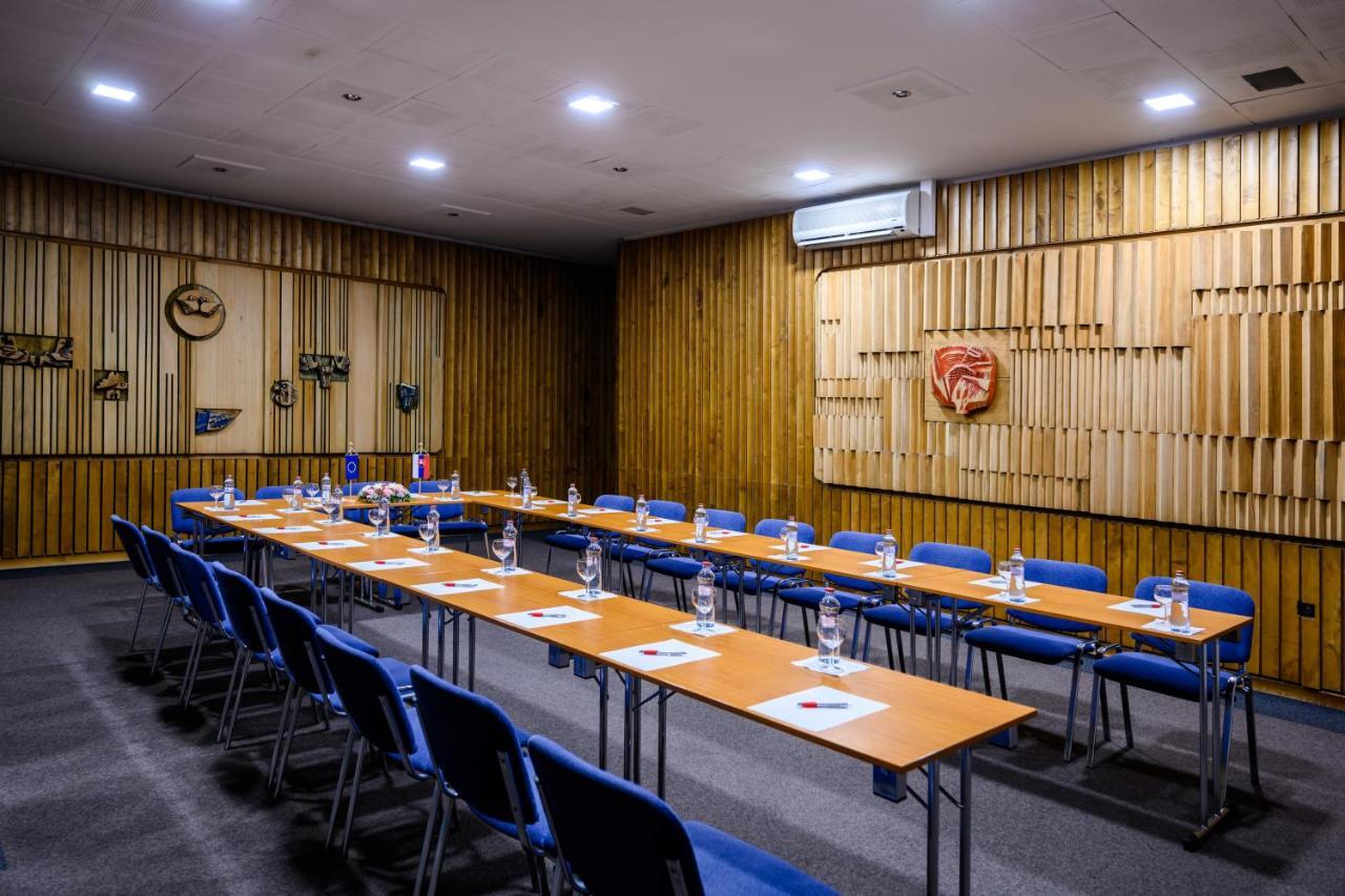 Hotel Lux Μπάνσκα Μπίστριτσα Εξωτερικό φωτογραφία